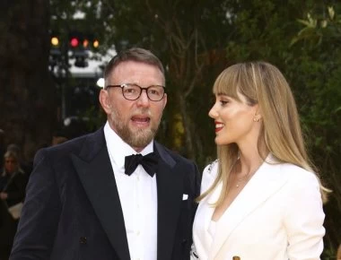 H κούκλα σύζυγος του Γκάι Ρίτσι μαζί του στο κόκκινο χαλί (φωτο)